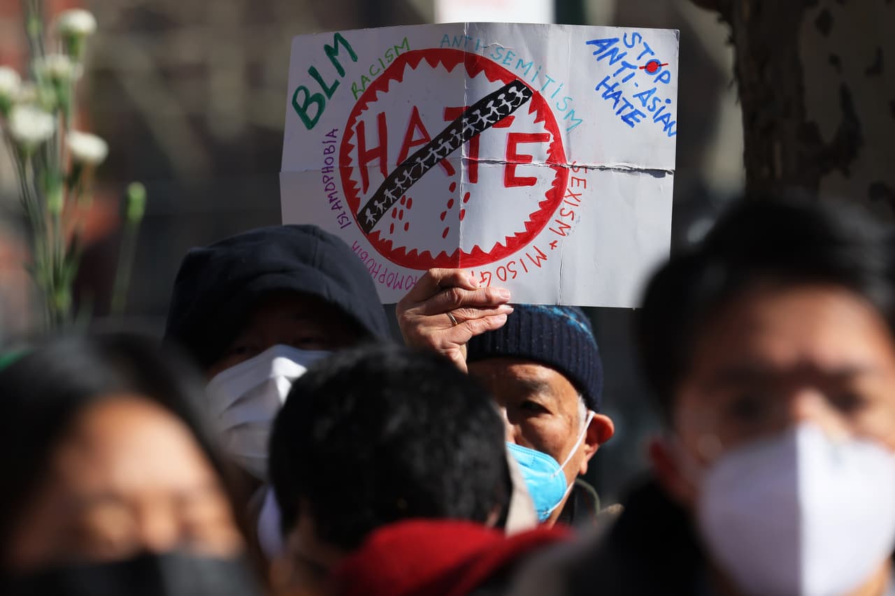 Una multitud se congregó este lunes, 14 de febrero, en Chinatown para protestar contra el
<a href="https://www.univision.com/local/nueva-york-wxtv/mujer-35-anos-asesinada-a-punaladas-en-su-departamento-de-chinatown-video-camara-de-seguridad" target="_blank">asesinato de Christina Yuna Lee</a> y los ataques a otros miembros de la comunidad asiática.