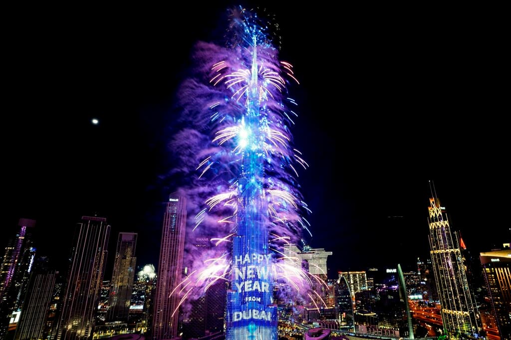 Fuegos artificiales explotan en el Burj Khalifa, el edificio más alto del mundo, durante la celebración de la llagada del Año Nuevo, en Dubái, Emiratos Árabes Unidos, el domingo 1 de enero de 2023.
