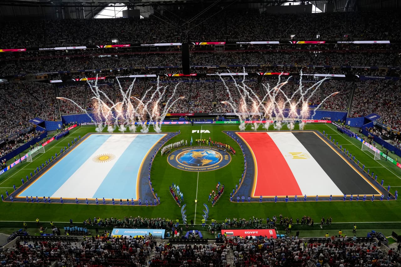 Los jugadores permanecen de pie durante la presentación de sus equipos antes del partido de octavos de final de la Copa Mundial de Fútbol entre Argentina y Egipto en Atlanta, el martes 7 de julio de 2026.