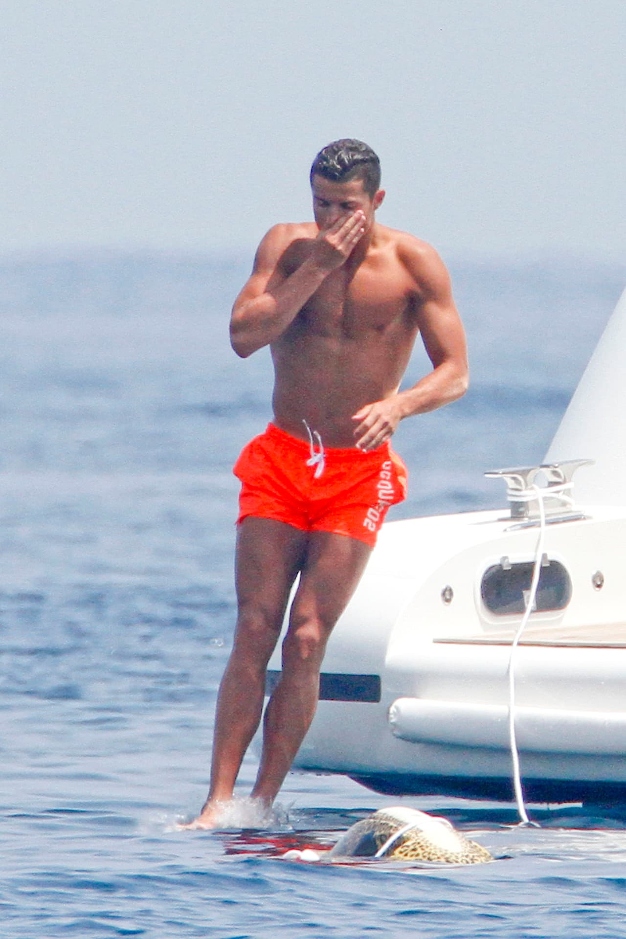 Lo bueno es que se tapó la naricita para que no le entrara agua.