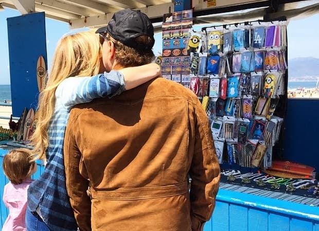 Han recorrido buena parte del mundo juntos y han compartido 
<b><a href="https://www.univision.com/shows/premio-lo-nuestro">fotos de esos momentos</a></b>: lo mismo en su avión privado, que esquiando, nadando, navegando o 
<b>simplemente abrazados caminando en algún mercadito. </b>