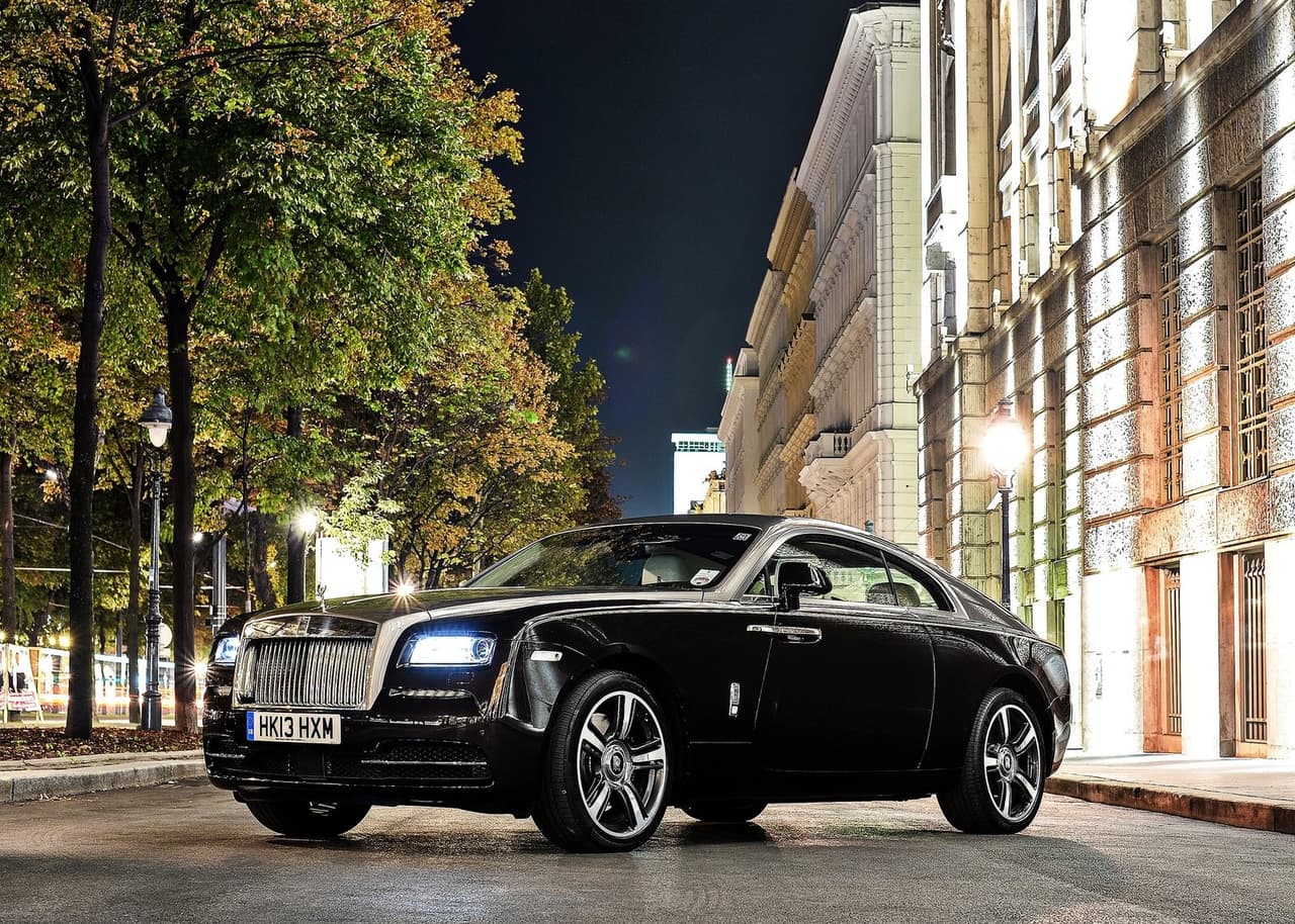 <h3 class="cms-H3-H3"><b>Rolls-Royce Wraith</b></h3>
<br>
<br>No cabe duda que a Rolls-Royce le gustan los fantasmas, o algo por el estilo, pues el término Wraith, al igual que Ghost y Phantom, también significa… ya lo sabes… fantasma. Otra joya sobre ruedas con una presencia difícil de ignorar.
<br>
