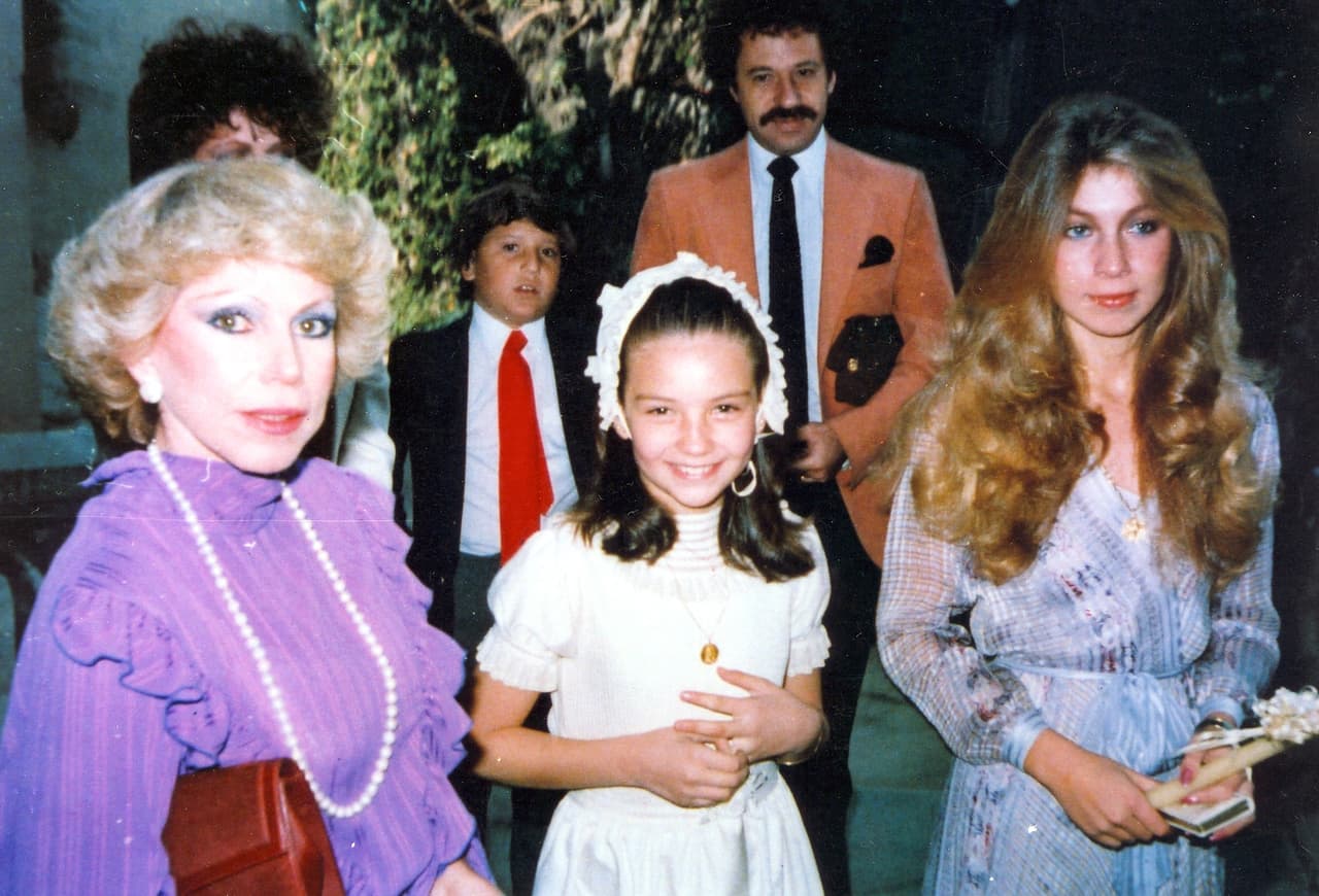 Thalía era mucho más cercana a sus hermanas Ernestina, Federica y Gabriela, aunque con la única que compartía la vocación por el espectáculo era con Laura.