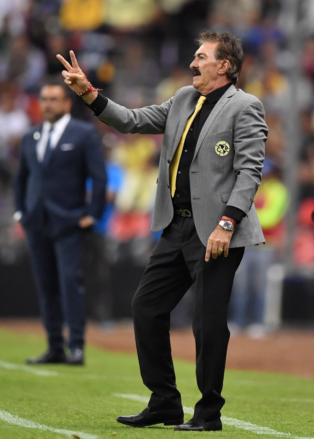 Por su parte, La Volpe ha tenido que cambiar su tradicional línea de tres por un 4-4-2 ante las numerosas bajas por lesión y suspensión en el América, algo que ha expresado en sus tuits.