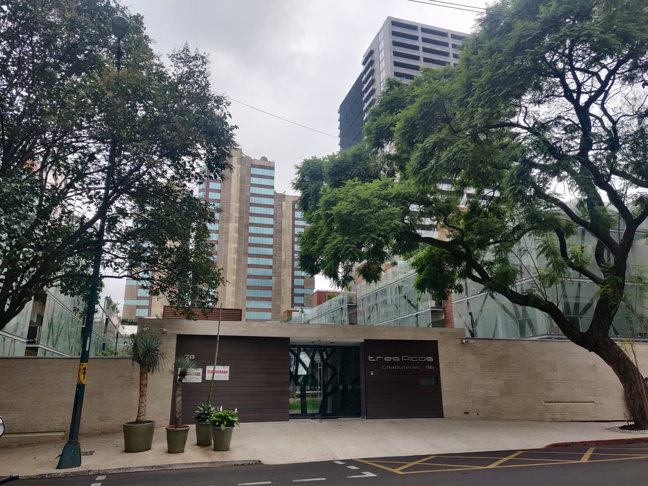 En la exclusiva zona de Polanco en la Ciudad de México se encuentra el penthouse en la calle Tres Picos. Romero Durán adquirió el inmueble en octubre de 2007.