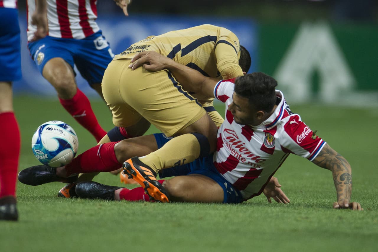 Las chivas logran venir de atrás para vencer a Pumas 2-1 y subir lugares en la tabla de posiciones.Pumas se queda en el penúltimo lugar con 5 puntos y las Chivas suben hasta la décima posición con 10 unidades.