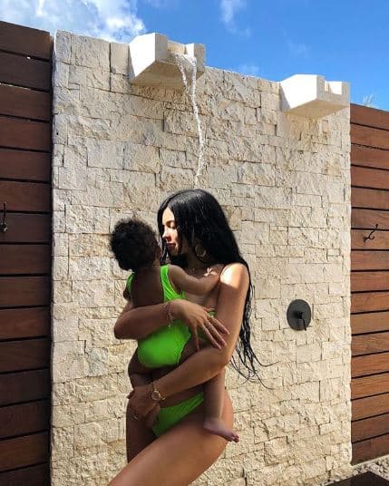Desde hace un par de días, Kylie Jenner dio a conocer que se encuentra festejando el próximo cumpleaños de su hija Stormi.