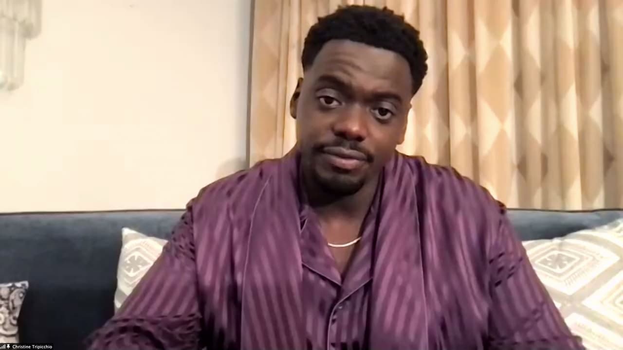 <b><a href="https://www.univision.com/shows/daniel-kaluuya-nos-cuenta-como-espera-que-judas-and-the-black-messiah-inspire-a-las-nuegas-generaciones-video" target="_blank">Daniel Kaluuya</a></b>, quien apareció con un outfit de cama como si estuviera listo para irse a dormir, se quedó con el premio a Mejor Actor de Reparto por 'Judas and the Black Messiah'.