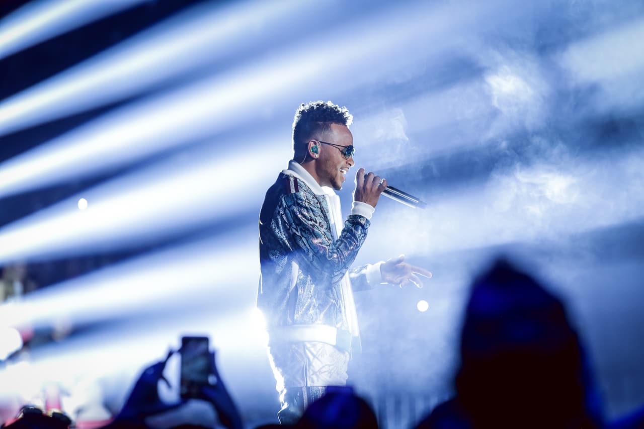 El escenario se vistió de luz con la presencia de Ozuna. El reggaetonero que está viviendo uno de los mejores momentos de su carrera, delitó con un medley de sus mejores hits.