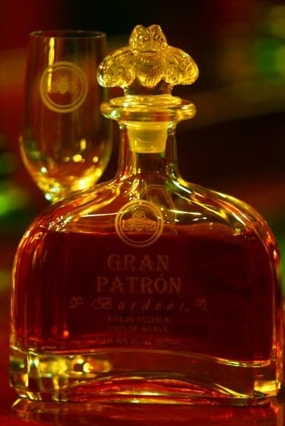 Necesitas: 1 1/2 vaso de tequila, 1 1/2 vaso de licor de rosas, 3/4 de vaso de jugo de naranja, 4 cucharaditas de azúcar.