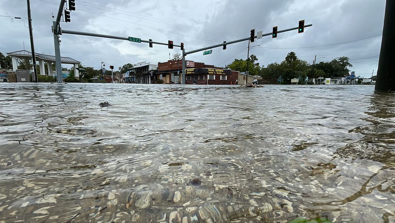 Crystal River, cerca de Tampa, quedó bajó el agua y han reportado afectaciones a negocios y comercios por inundaciones.