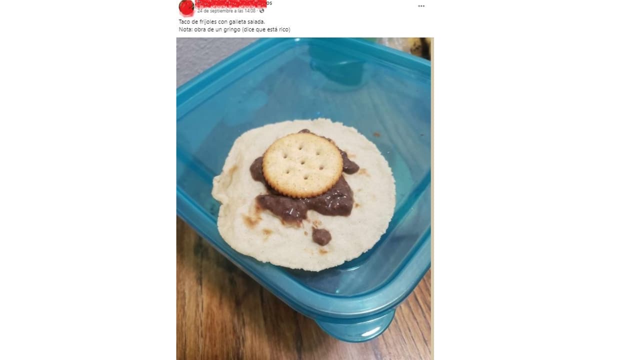 Taco de frijol con galleta salada.