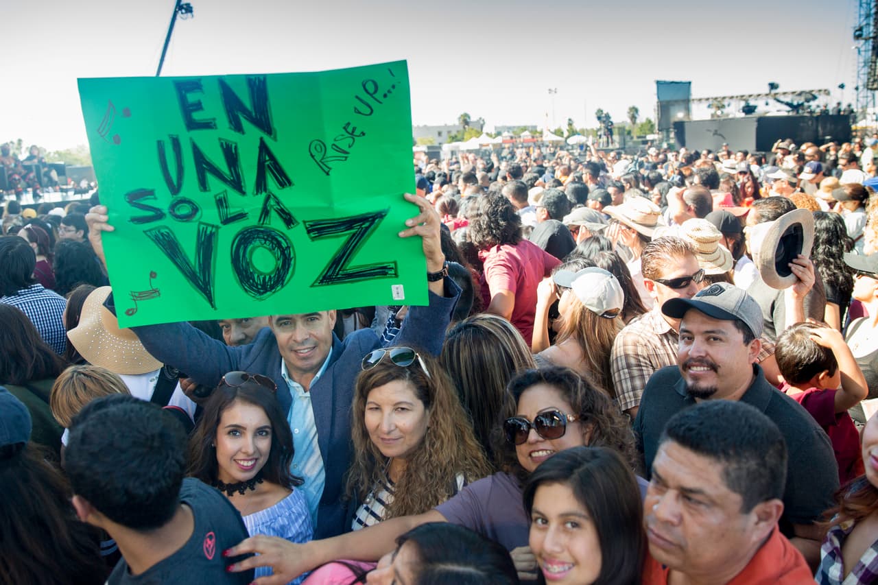 El lema del concierto: 'una sola voz' se reafirma entre los asistentes.
