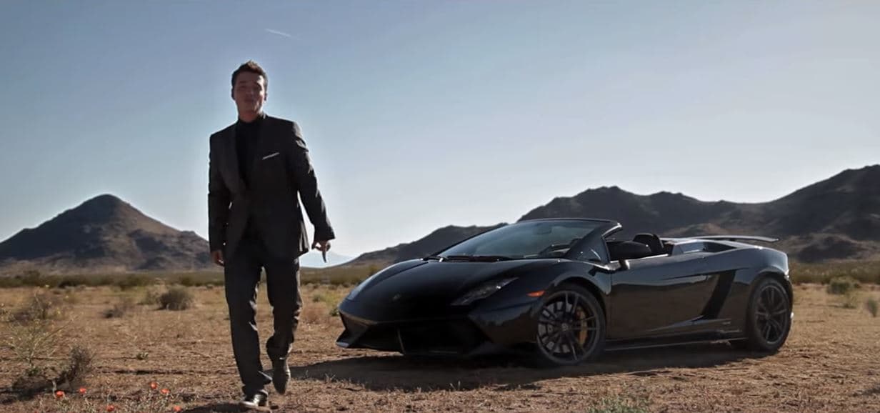 Corría el año de 2010 cuando despegaba la carrera de 
<b> J Balvin</b> y se daba conocer a través de la canción 'Yo te lo dije'. En el video, el cantante pasa gran parte de la historia realizando un recorrido en carretera a bordo de este Lamborghini Gallardo con motor V10 de 5.2 litros y y 560 hp.