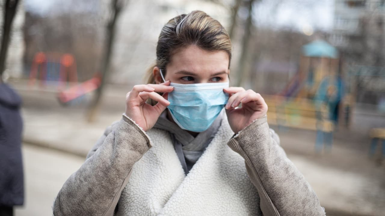 "Las máscaras de tela, las quirúrgicas, no funcionan con ómicron": experto en covid-19