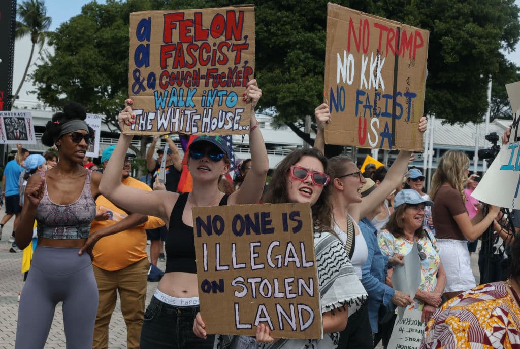 "No es mi presidente" fue una de las consignas más repetidas durante la protesta.