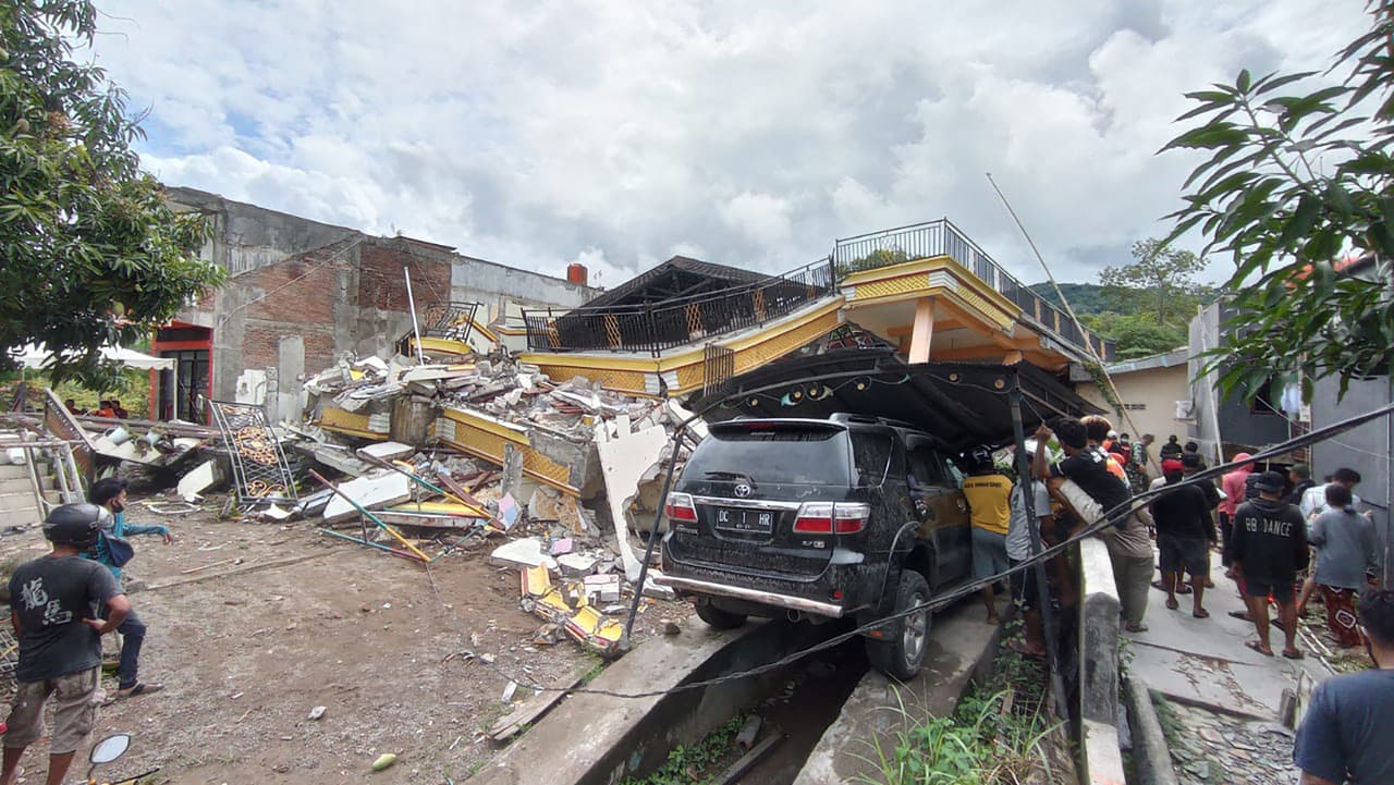 <b>Al menos 34 personas murieron y 637 resultaron heridas</b> tras un 
<a href="https://earthquake.usgs.gov/earthquakes/map/?currentFeatureId=us7000d030&extent=-11.88885,101.51367&extent=5.87833,136.34033" target="_blank">terremoto de magnitud 6.2,</a> según reportó el Servicio Geológico de Estados Unidos, ocurrido durante la madrugada en la isla de Célebes, en la región central del archipiélago indonesio, informaron este viernes fuentes oficiales.