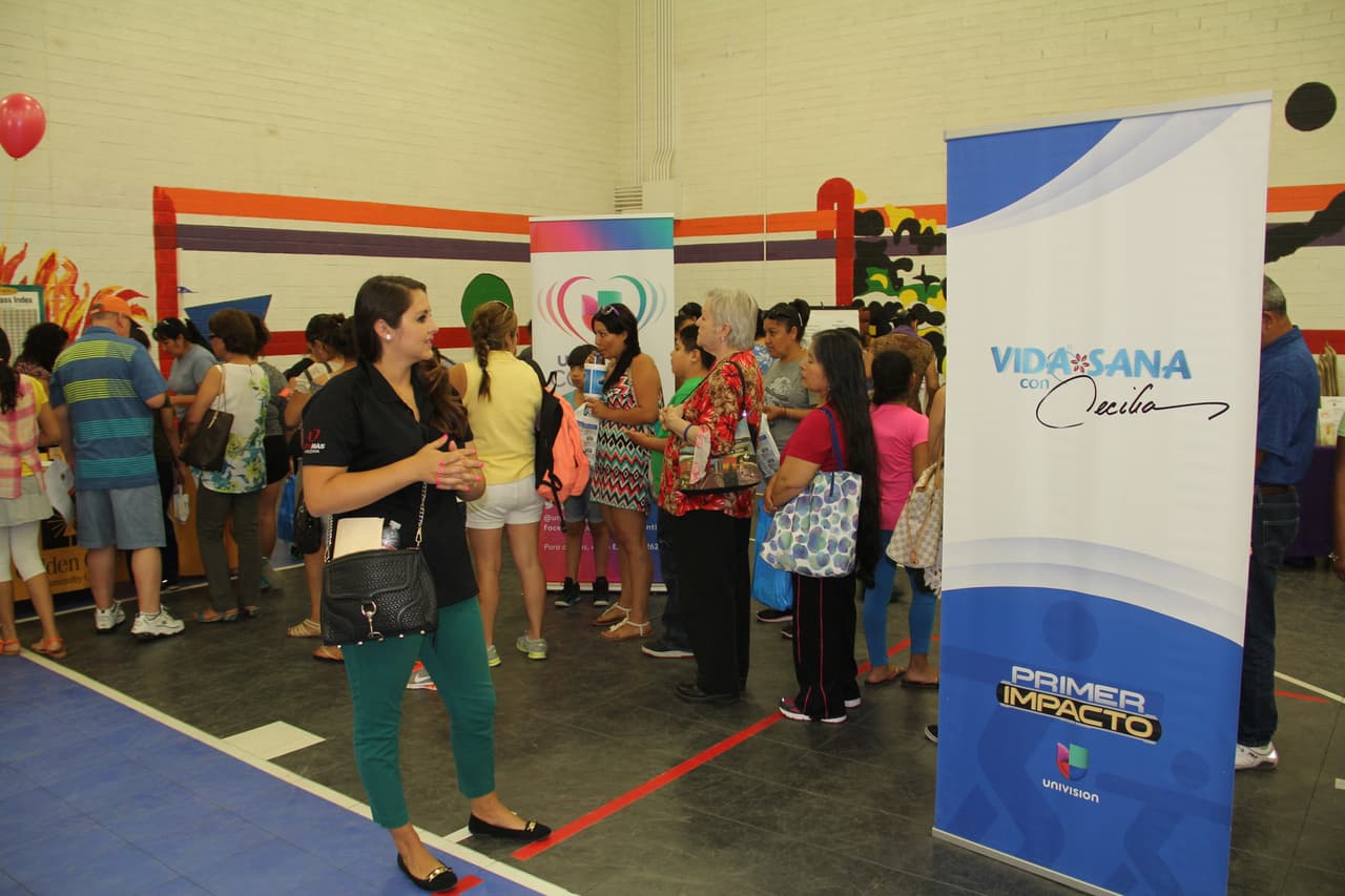Unas 300 personas asistieron a la feria “Camino a la Salud’, donde se hicieron exámenes gratis, bailaron Zumba y conocieron a la carismática Cecilia Ramírez Harris de Primer Impacto.