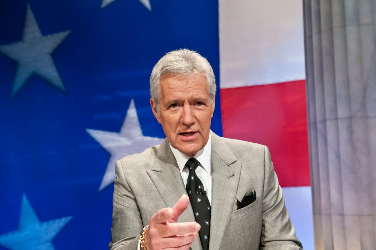 <b>Alex Trebek, 80 años</b>. Condujo el popular programa de preguntas ‘Jeopardy!’ durante más de 30 años.
<a href="https://www.univision.com/noticias/estados-unidos/muere-alex-trebek-el-legendario-presentador-del-programa-jeopardy-de-cancer-a-los-80-anos"><u>Falleció de cáncer el 8 noviembre</u></a>.