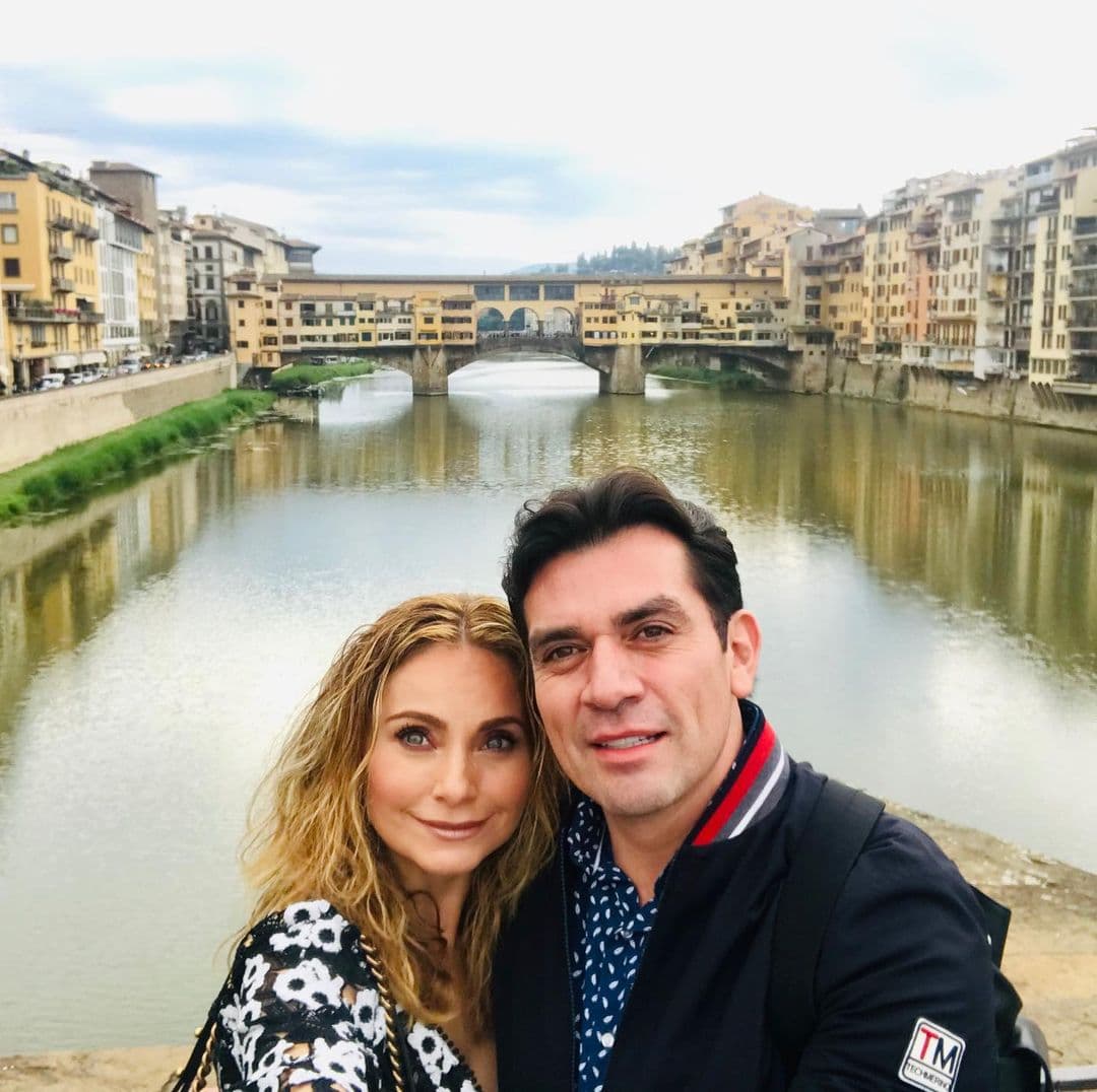 Tras varios escándalos amorosos, el actor formó una familia con la actriz Elizabeth Álvarez, con quien tiene 10 años de matrimonio.