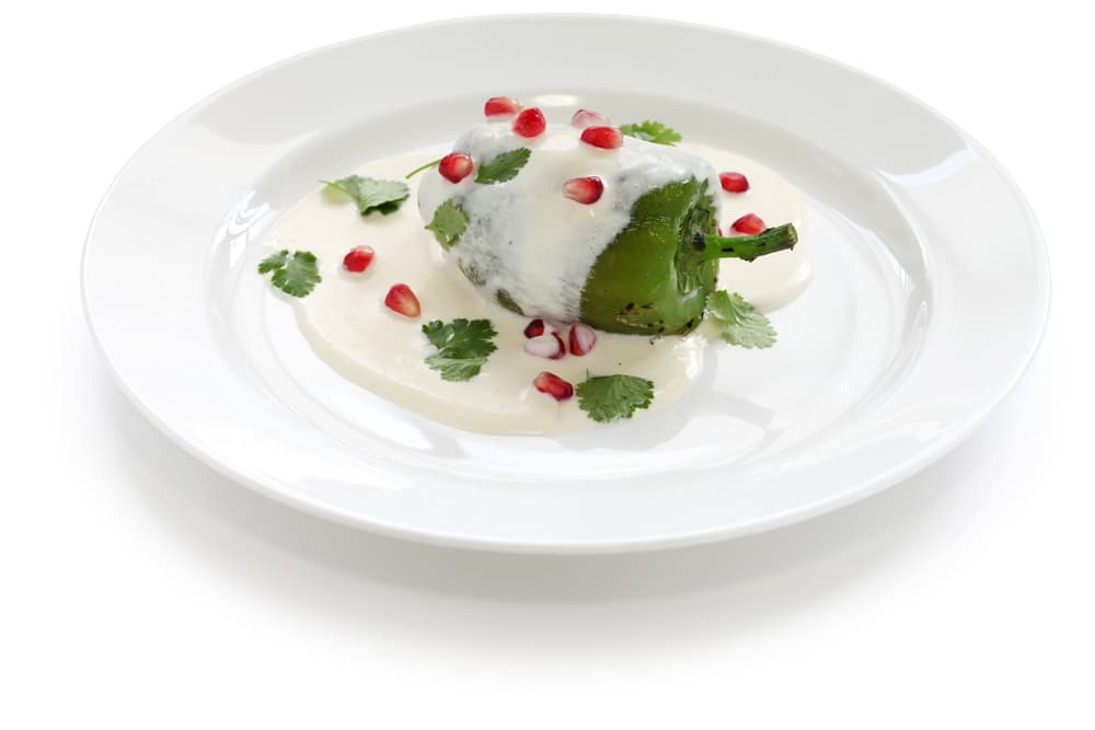 Debes de tener mucho cuidado con la salsa de nogada, pues es muy delicada. Úsala solo día que la prepares por qué refrigerada corre el riesgo de cortarse.