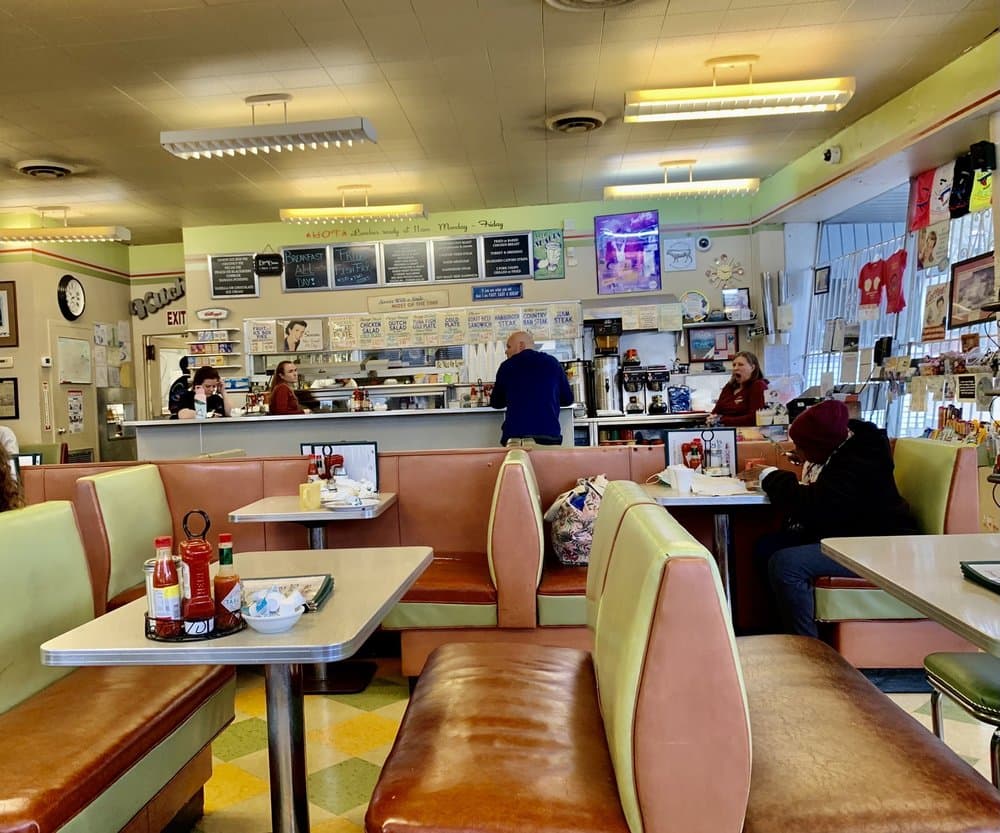 <b>The Silver Skillet </b>
<br>Dirección: 200 14th St NW. Atlanta, GA. 30318
<br>Teléfono: (404) 874-1388
<br>Sitio web: 
<a href="https://www.thesilverskillet.com/">https://www.thesilverskillet.com/</a> 
<br>
<b><a href="https://www.yelp.com/map/the-silver-skillet-atlanta">Cómo llegar</a></b>
<br>
<br>The Silver Skillet es uno de esos restaurantes en los que entras e inmediatamente sabes que poco o nada ha cambiado desde que abrió por primera vez en 1956. Esta estética de la vieja escuela es en parte la razón por la que ha aparecido en innumerables películas y programas de televisión de época como Ozark y otras como Anchorman 2, Remember the Titans, First Man, A Meyers Christmas, Taken 3, The Gifted y The Frontrunner.