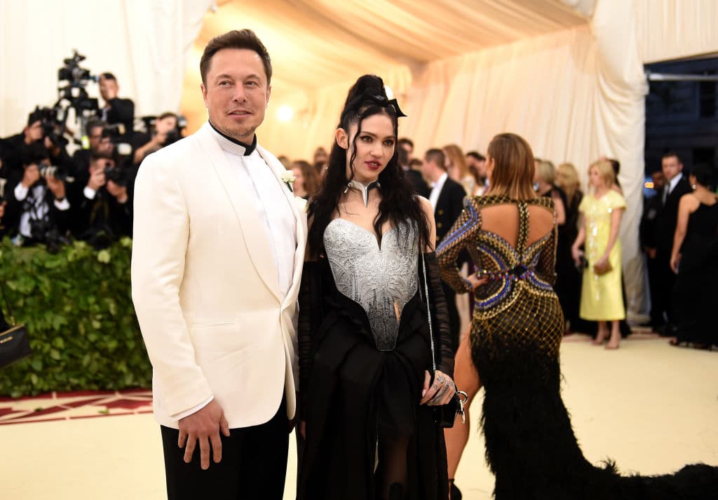 <b>Elon Musk y Grimes</b>
<br>El CEO de Tesla y la cantante terminaron su relación en septiembre del 2021. Eso sí, mantienen una buena relación para no afectar al hijo que tuvieron el año pasado. 
<br>