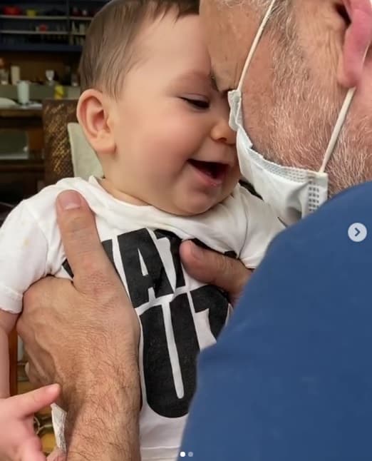 Andrea también festejó a su papá con un video en el que abuelo y nieto se divierten.