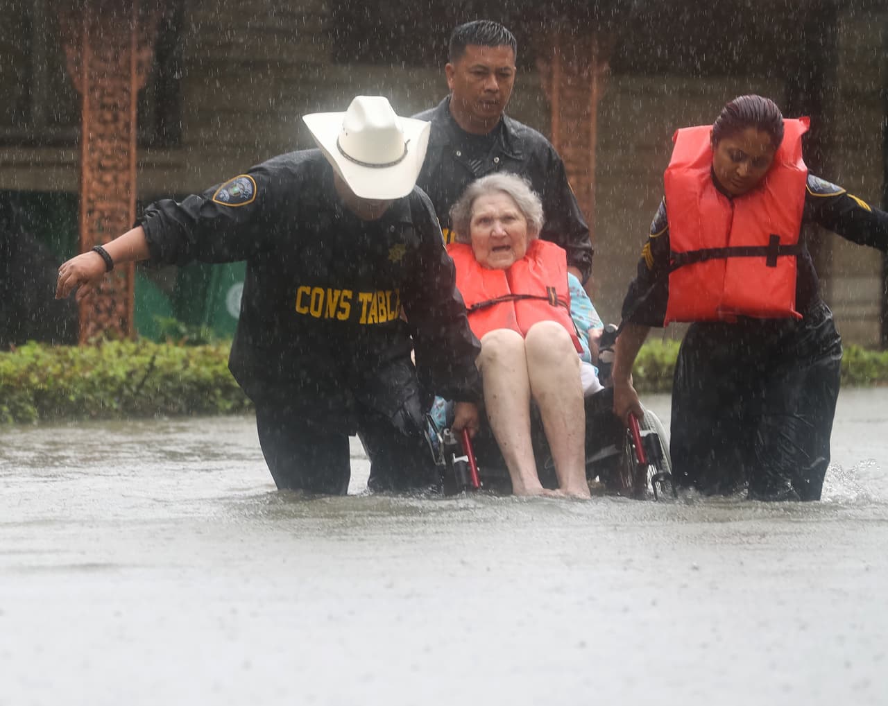 Autoridades rescatan a una mujer de las aguas, cerca de Brays Bayou, Houston.
<br>