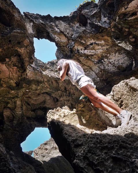 Le encanta viajar a España, por eso sus diseños tienen algo de influencia europea.