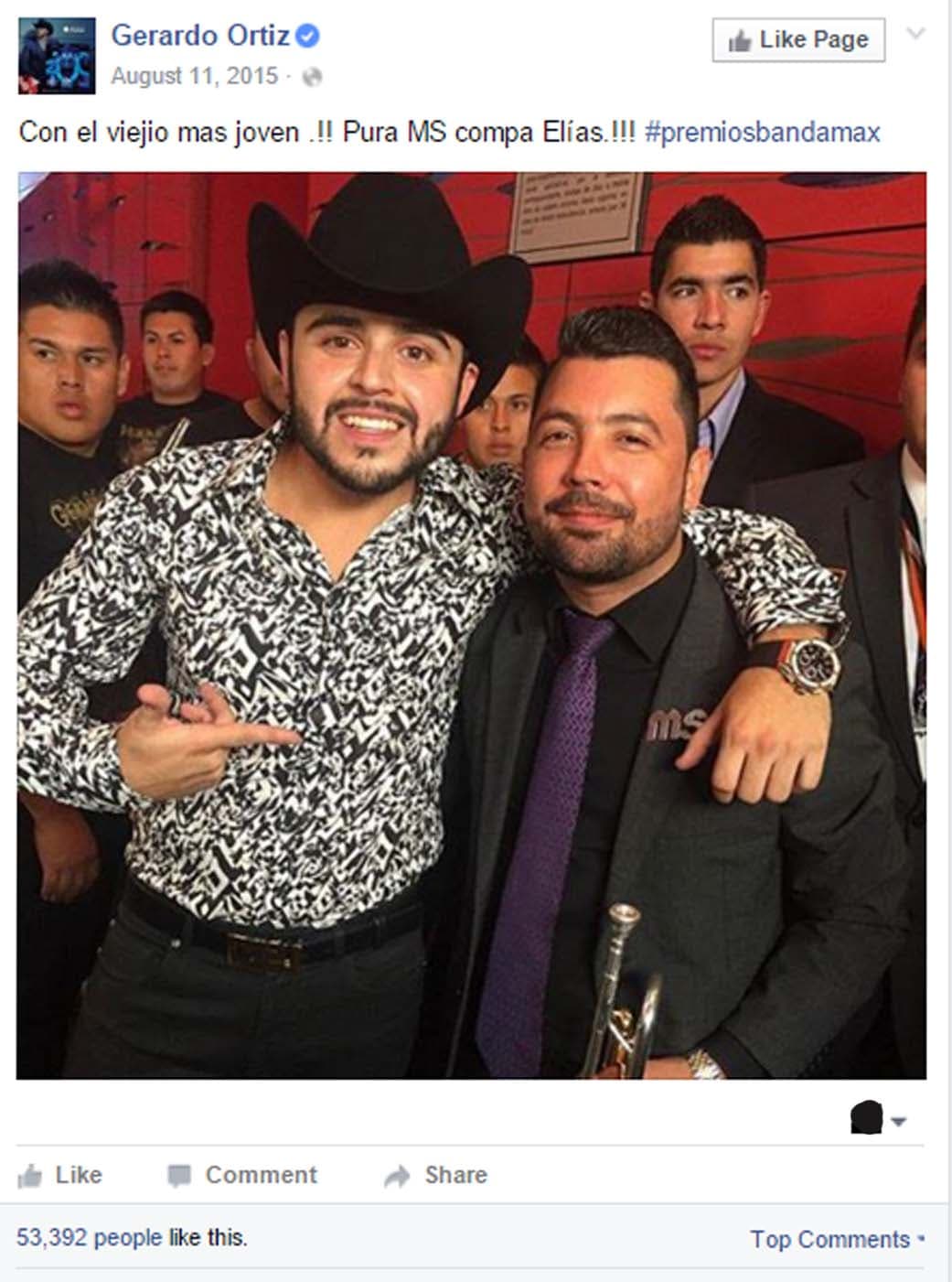 Gerardo Ortiz con una camisa de Barabas.