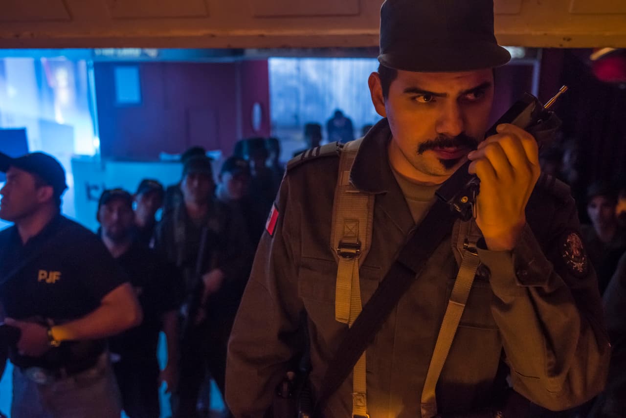 Toño, el pistolero de 'El Chapo', esperaba el momento exacto para entrar.