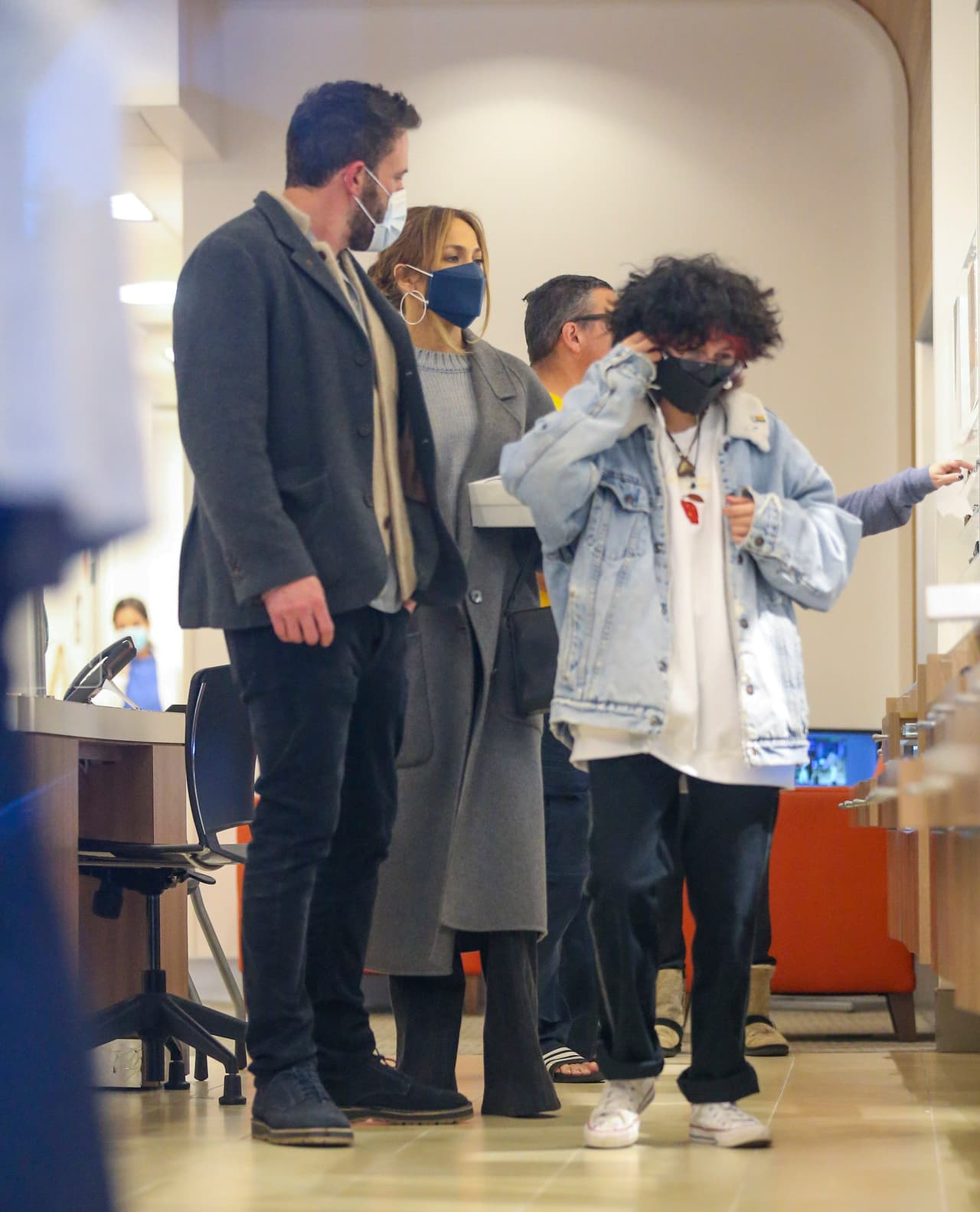 Después de comprar los anteojos, JLo y Ben Affleck hicieron una demostración afectuosa al salir de la tienda en Westwood, al estar tomados de la mano.
<br>