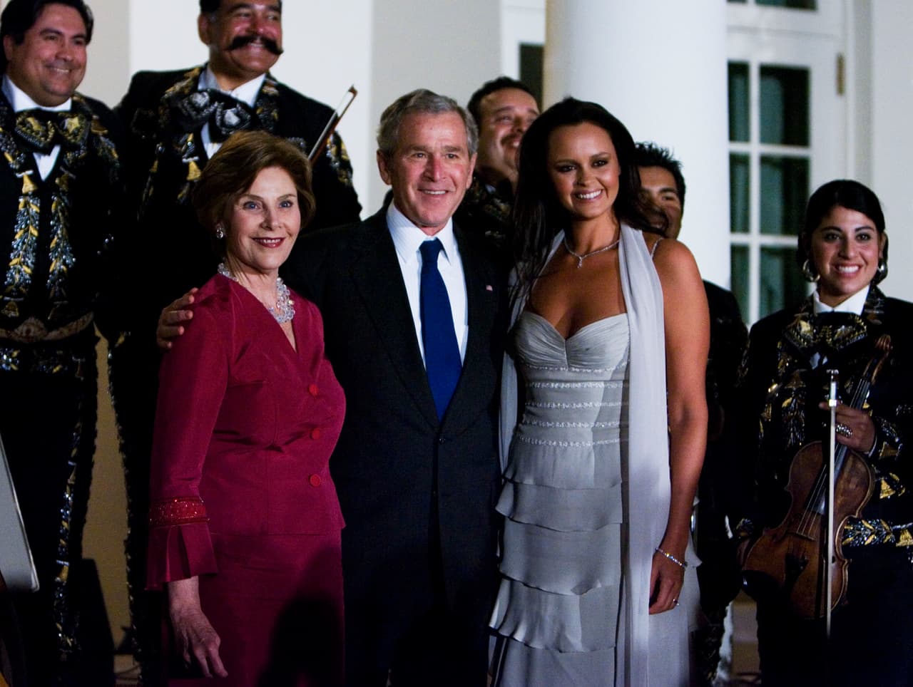 La cantante Shaila Durcal, Junto a George W. Bush y la primera dama Laura, celebrando el 5 de mayo de 2006 en la Casa Blanca.