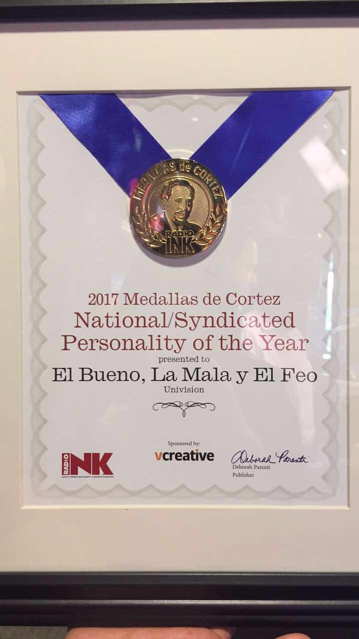 Los locutores dedican este reconocimiento a todos sus oyentes.