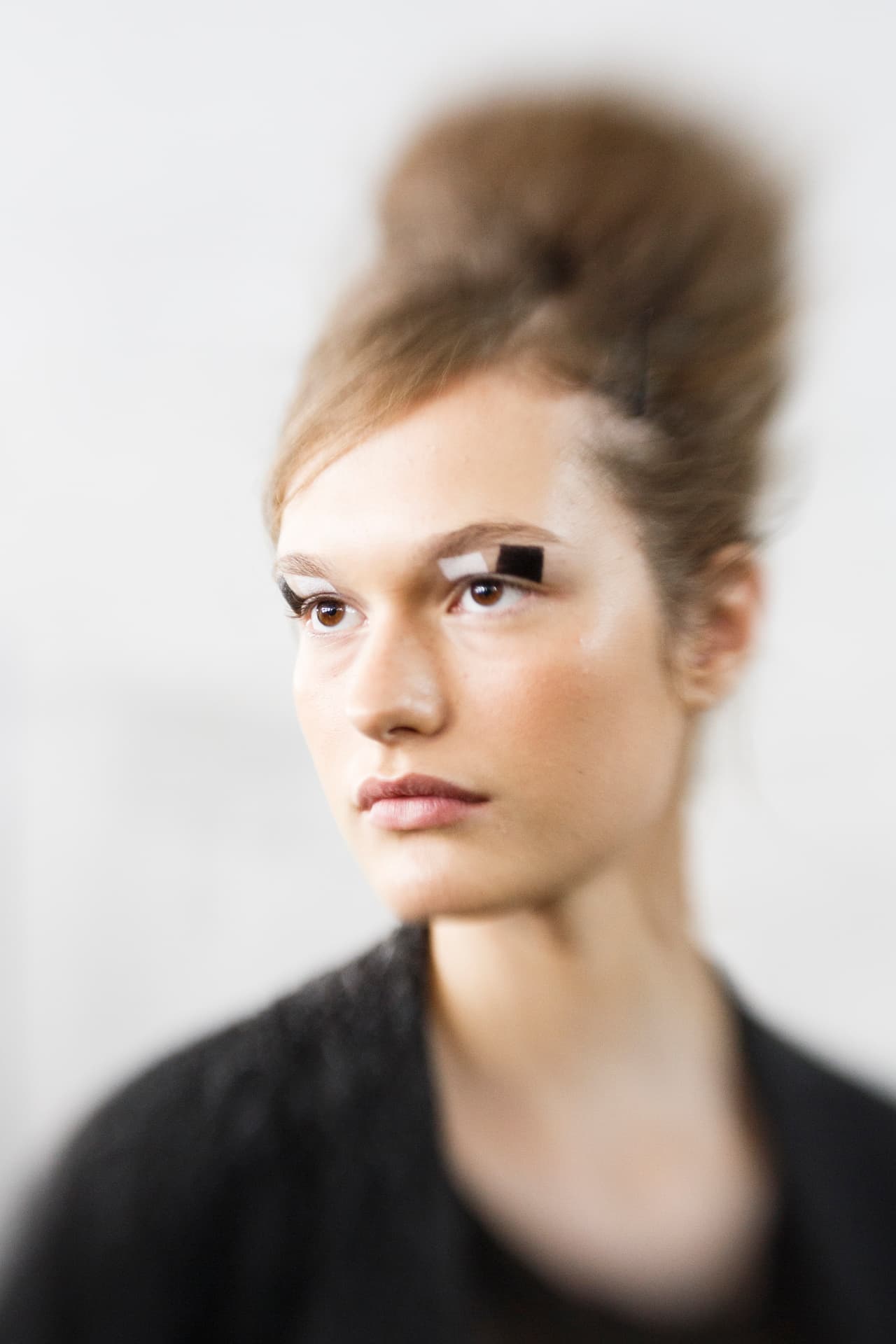 Tom Pecheux fue el creador de idear el maquillaje del desfile de 
<a href="https://www.antoniomarras.com/">Antonio Marras</a>. Su propuesta vistió los párpados de las modelos al inspirarse en la fotografía de Malicck Sibidè en blanco y negro, en donde una pareja baila rock'n roll. Según el sitio italiano de la revista 
<a href="http://www.grazia.it/bellezza/make-up/antonio-marras-primavera-estate-2017-backstage-beauty">Grazia</a> también entre sus referencias se encontraba África y los años sesenta. 
<br>