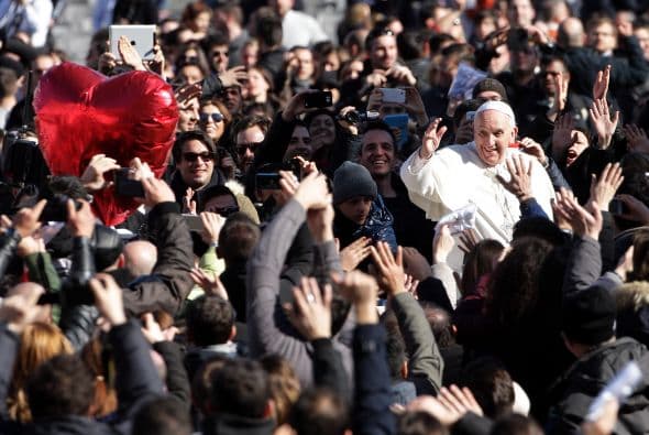 El pontífice dio fin a la ceremonia saludando desde el "papamóvil" a los enamorados mientras sonaba la mítica canción de Aretha Franklin "I say a little prayer for you" con sus coros de "forever, forever".