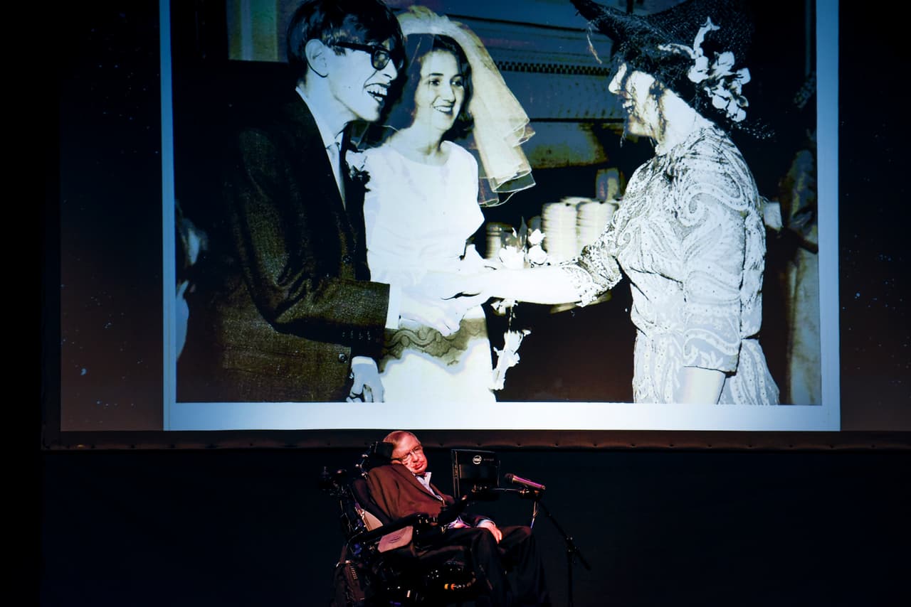 Su enfermedad también le quitó la posibilidad de utilizar su voz, por lo que se comunicaba a través de un artefacto electrónico. Su voz robótica se hizo parte de su persona e imagen popular. 
<br>