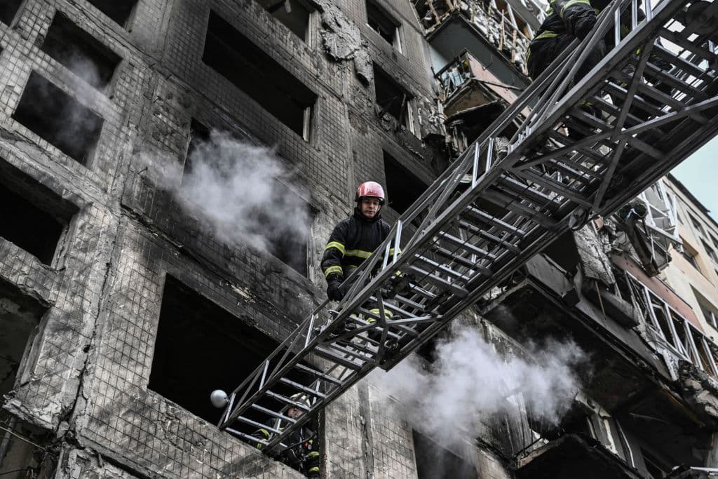 Aunque el fuego en el edificio se ha podido sofocar, el lunes por la tarde los servicios de emergencia seguían buscando posibles víctimas entre los escombros.