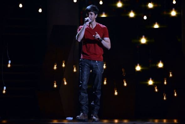 El escenario de Premio Lo Nuestro se llenó de una atmósfera muy romántica gracias al cantante español.