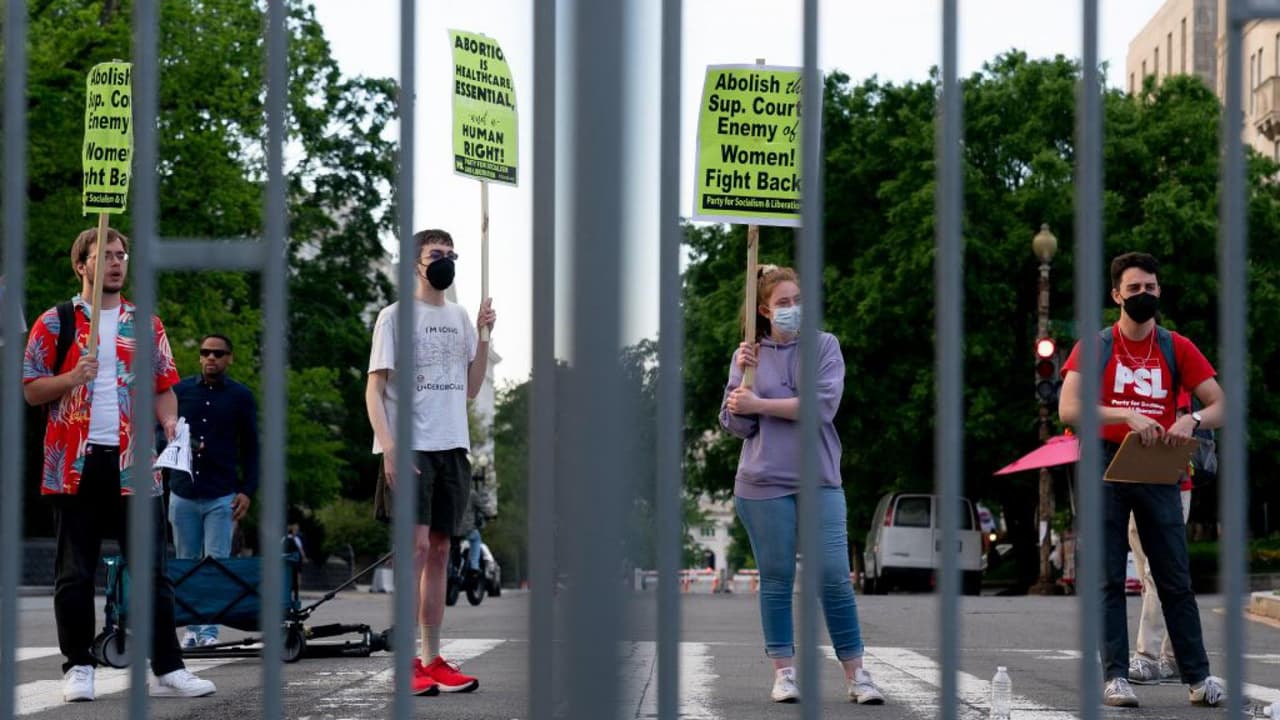 Todos los republicanos en el Senado y el demócrata por West Virginia Joe Manchin votaron en contra del proyecto que buscaba blindar el derecho al aborto en el país. Hicieron falta 11 votos a favor de los 60 que eran necesarios. El senador Manchin aseguró que su decisión se debió a que la legislación no era una codificación de Roe vs. Wade, sino una expansión. Lee más aquí sobre 
<b><a href="https://www.univision.com/noticias/salud/senado-frena-proyecto-ley-derecho-aborto-eeuu " target="_blank">el bloqueo del Senado al proyecto de ley para proteger el derecho al aborto en Estados Unidos.</a></b>
<br>