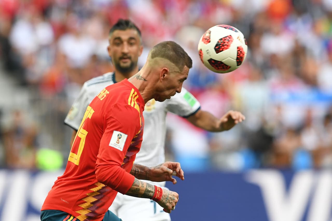 Sergio Ramos, capitán de la selección española de fútbol, es conocido por sus cambios de corte de pelo. Su tradicional melena larga ha ido cambiando hasta lucir este corte bien rasurado. La imagen es del partido de España contra Rusia en los octavos de final del toreno.