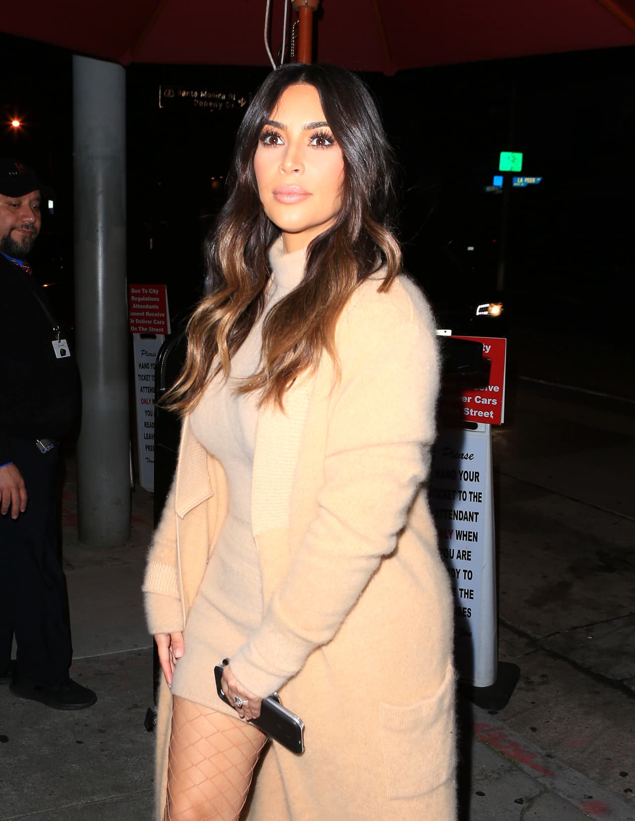 Los paparazzi no tardaron en retratar el penoso momento.