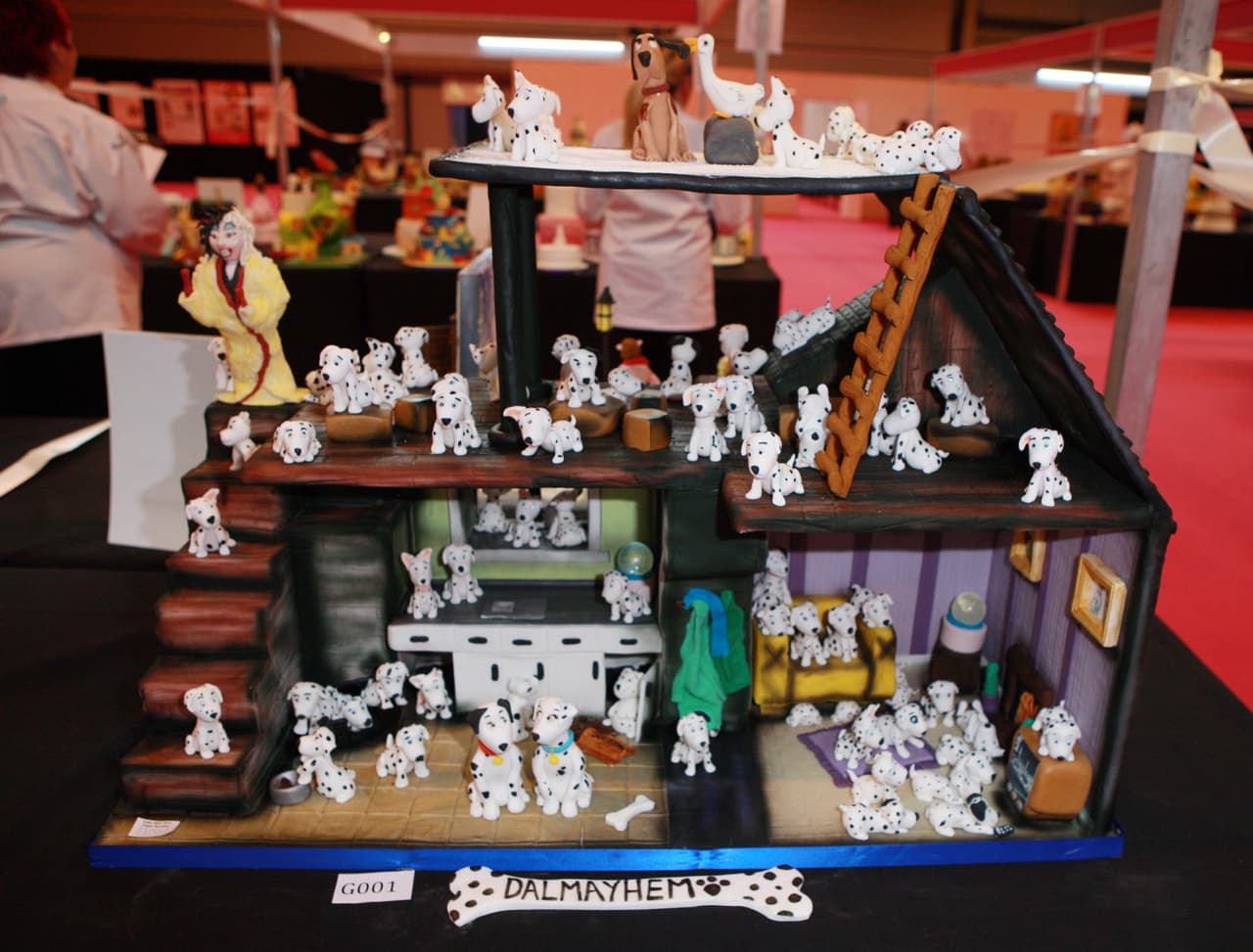 La competencia de pasteles mundial, Cake International, exhibió pasteles que llevan la decoración culinaria a lugares inesperados, con repostería en forma de personajes de películas, pájaros, perros y hasta un bebé. El show se llevará a cabo del 17 al 19 de marzo en Birmingham, Inglaterra.
