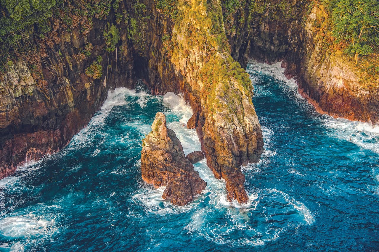 El área terrestre de la Isla es de 9 millas cuadradas (23.85 km cuadrados), y el área de ecosistemas marinos protegidos es de 770 millas cuadradas (1,997 km cuadrados). La costa rocosa se encuentra rodeado por acantilados de hasta 600 pies de altura (183 metros).