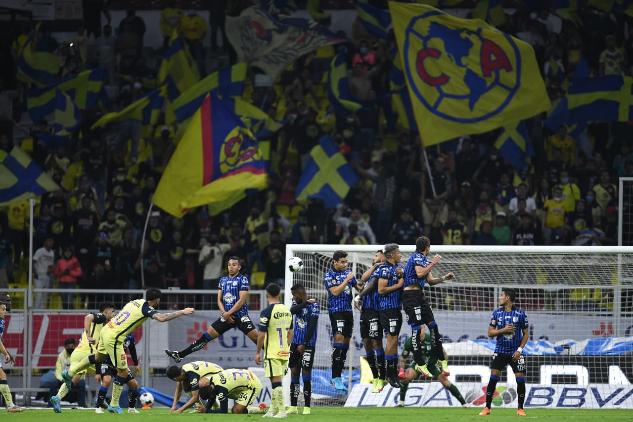 Con gol de último minuto, Gallos Blancos le arrebató el triunfo al América que sigue sin ganar en el Estadio Azteca y volvió a irse entre abucheos y muchas dudas del futuro de Santiago Solari.