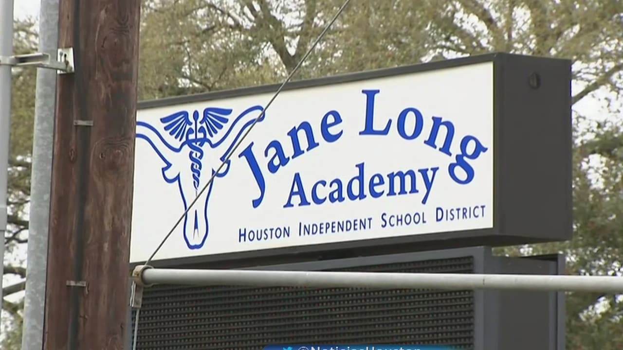 Lo apuñaló en la cara: un hispano de 14 años está entre la vida y la muerte tras ser agredido por un compañero de escuela