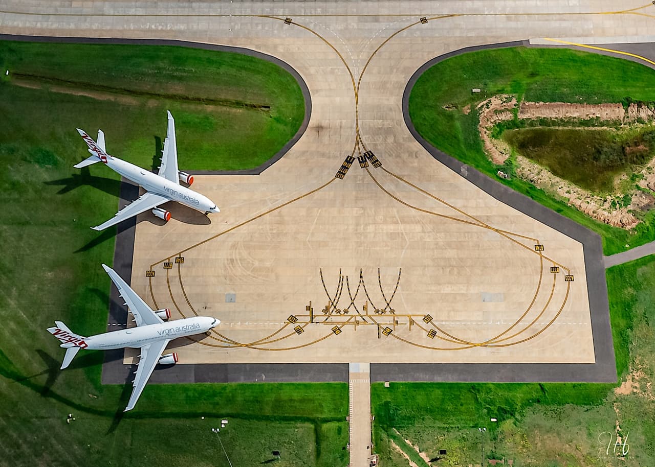 <b>En tierra por el covid-19</b>. La aeronaves estacionadas en el aeropuerto de Melbourne, Australia, luego de la suspensión de los vuelos por la pandemia.