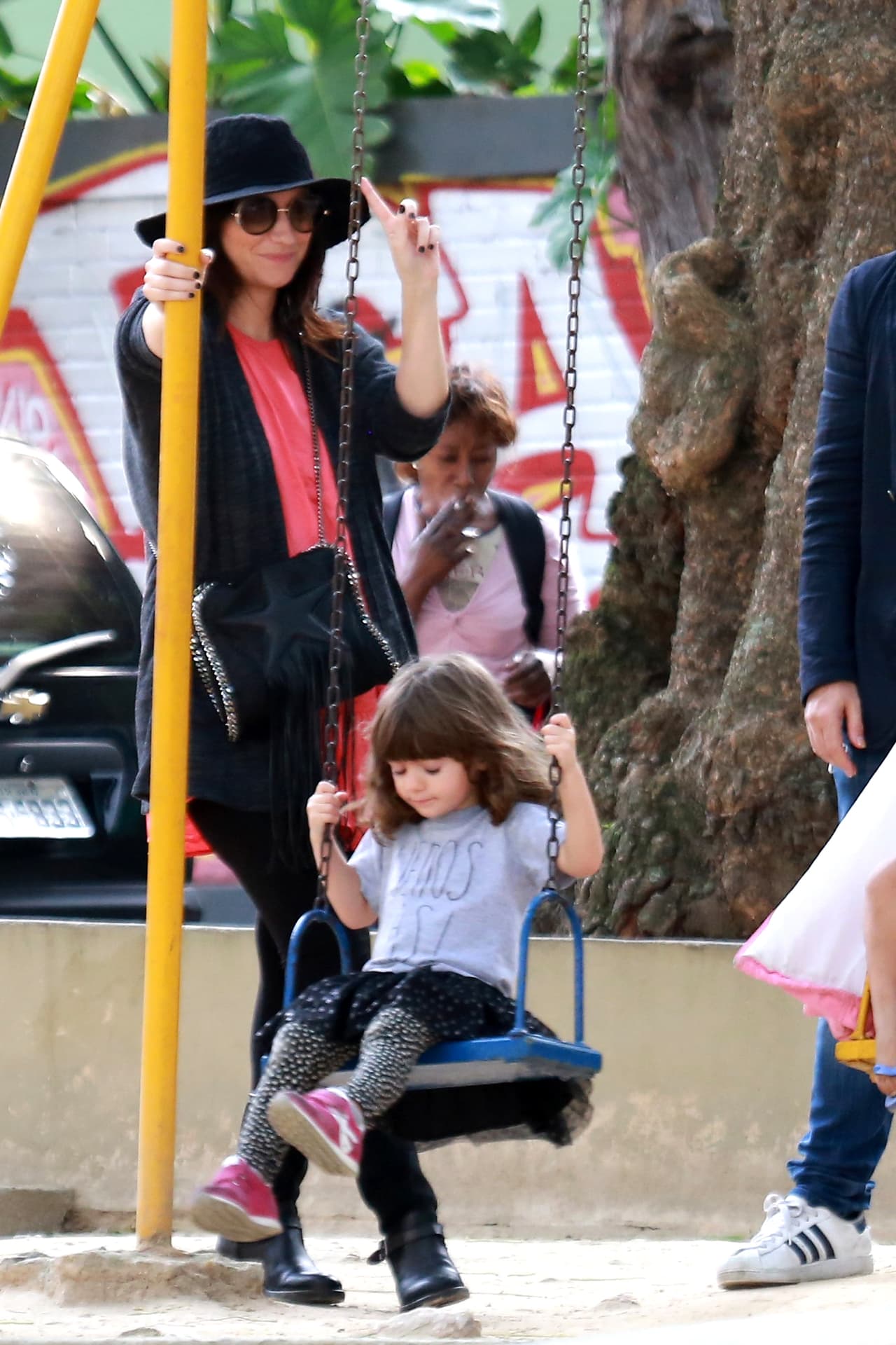 Laura estaba de muy buen humor, hasta sonrió para las cámaras.