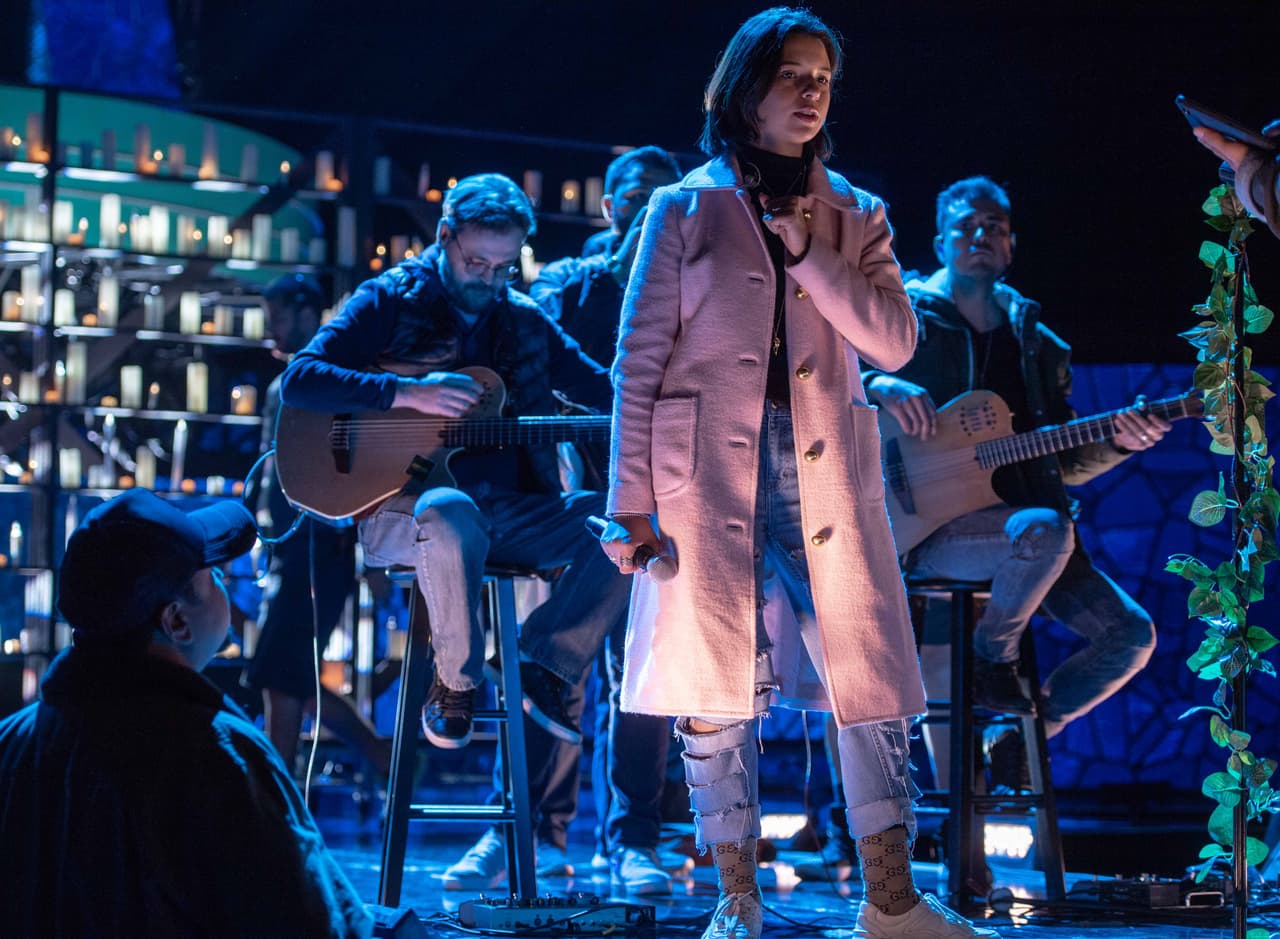 Mientras su famoso padre, el cantautor Pepe Aguilar, la observaba con admiración, Ángela Aguilar daba lo mejor de sí en el escenario.